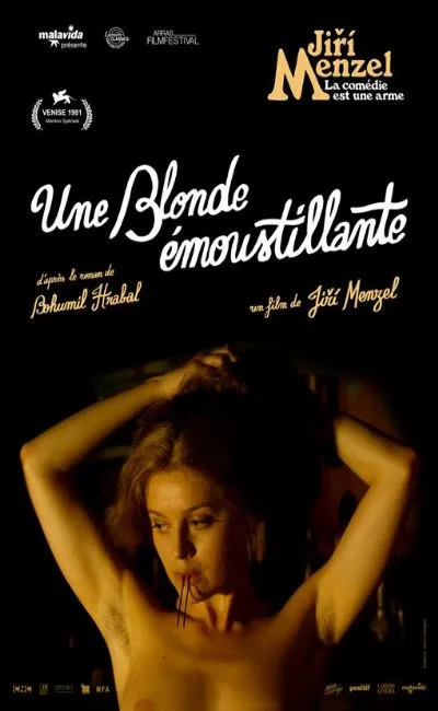 Une blonde émoustillante