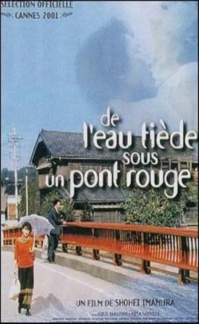 De l'eau tiède sous un pont rouge