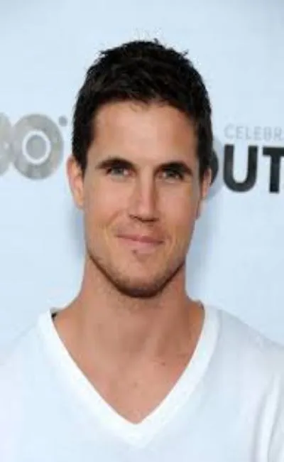 Robbie Amell